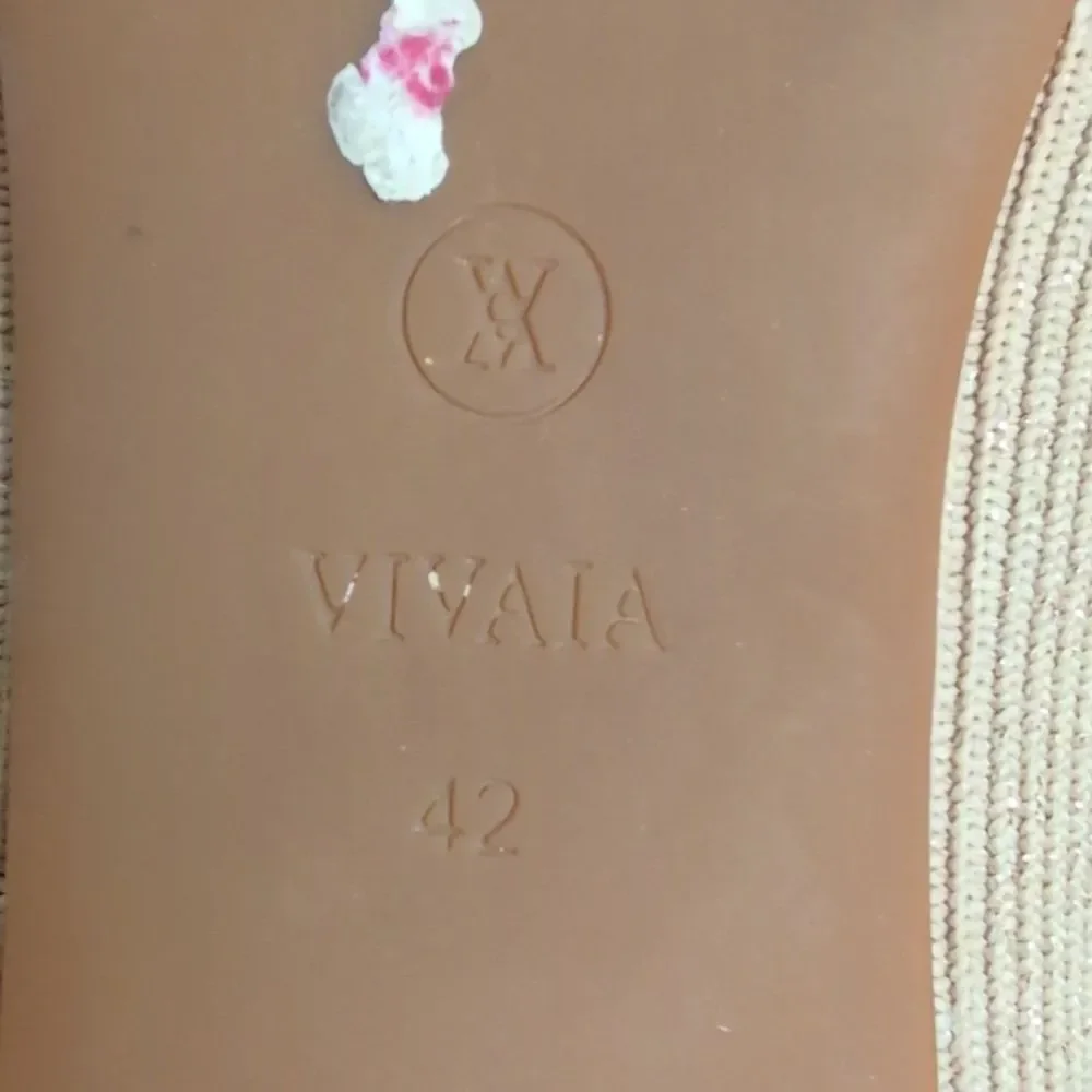 Vivaia Margot Square-Toe V-Cut knit flat oatmilk color gold specs size size 42 /